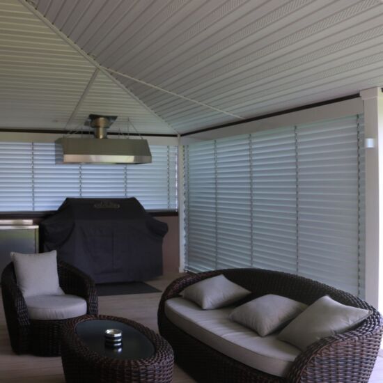 Горизонтальные жалюзи для террасы