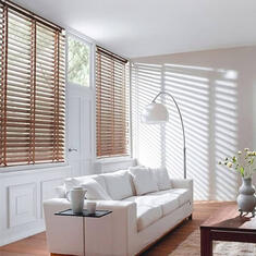 Деревянные жалюзи в гостиную Деревянные жалюзи в гостиную цена. Купить в «Мастерская Жалюзи»