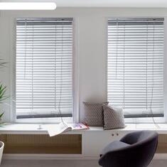 Алюминиевые горизонтальные жалюзи в зал цена. Купить в «Мастерская Жалюзи»